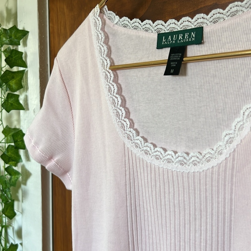 LAUREN RALPH LAUREN 100% Cotton Lace Trim Tee in Pastel Pink | M